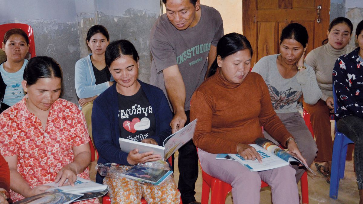 Pastor Kang Seiha unterrichtet eine Gruppe Erwachsener Frauen.