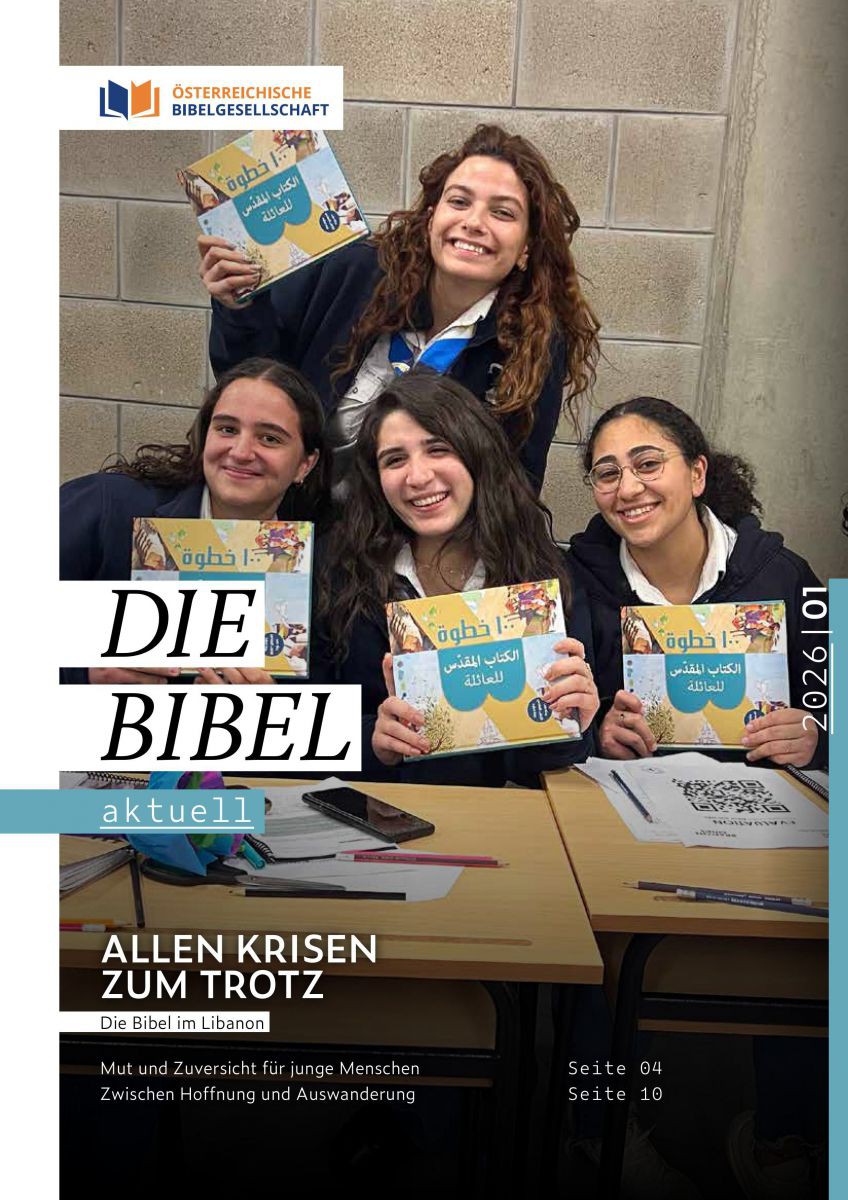 Das Cover der aktuellen Ausgabe von "die Bibel aktuell" Darauf ist ein Bild von Frauen aus dem Libanon, die Bibeln in die Höhe halten. In der Titelzeile steht "Allen Krisen zum Trotz. Die Bibel im Libanon."