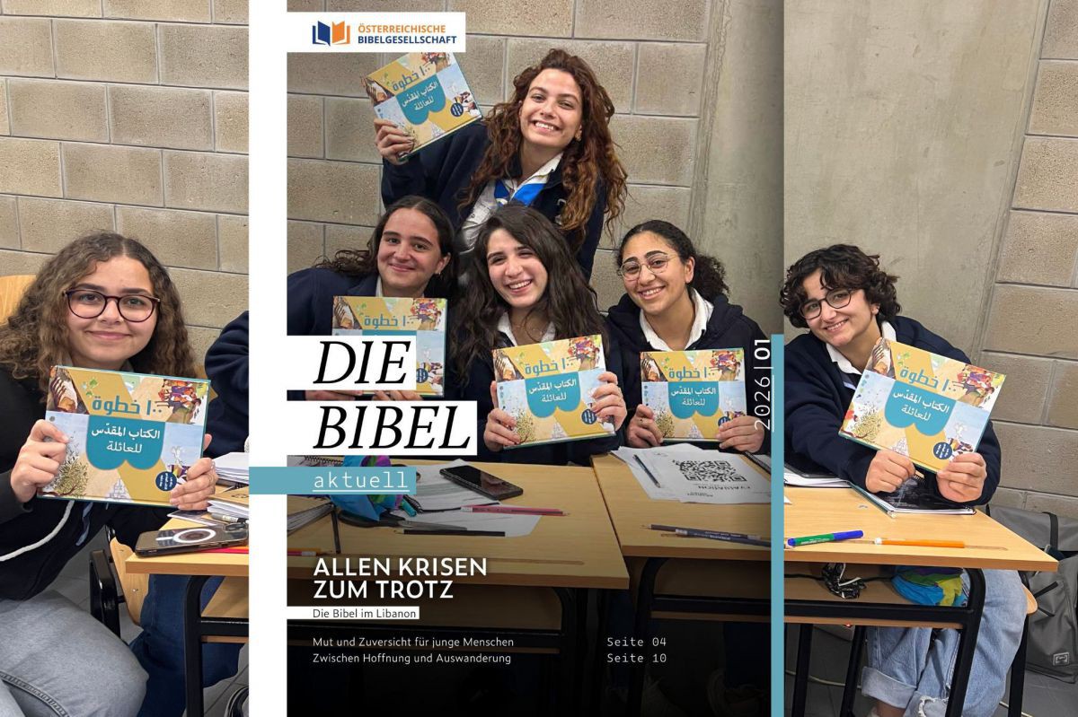 Das Cover der aktuellen Ausgabe von "Die Bibel aktuell" eingebettet in das Foto, das auf dem Cover ist. Es sind junge Frauen aus dem Libanon, die eine Bibel in die Höhe halten.