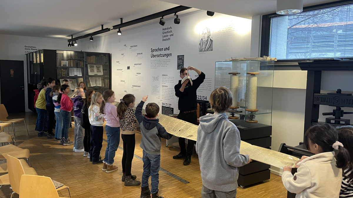 eine Schulklasse im Bibelzentrum