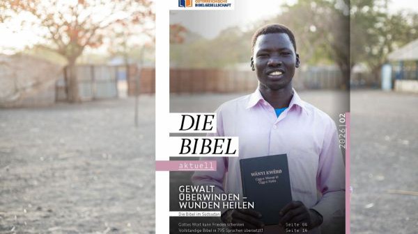 Das Cover der aktuellen Ausgabe von "die Bibel aktuell" zeigt einen jungen Mann aus dem Südsudan, der eine Bibel in der Hand hält. Auf dem Cover steht "Gewalt überwinden - Wunden Heilen. Die Bibel i Südsudan."