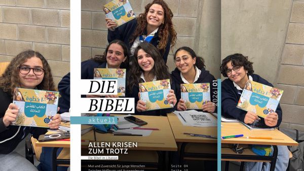 Das Cover der aktuellen Ausgabe von "Die Bibel aktuell" eingebettet in das Foto, das auf dem Cover ist. Es sind junge Frauen aus dem Libanon, die eine Bibel in die Höhe halten.