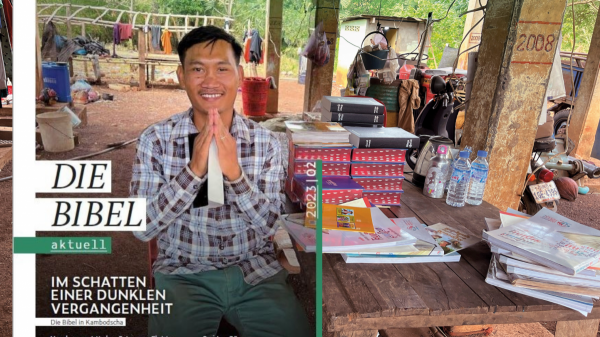 Das Cover des Magazins die Bibel Aktuell eingebettet in das Foto aus dem das Coverbild entnommen wird. Gezeigt wird Pastor Kang Seiha mit einer Bibel in der Hand und einem Lächeln im Gesicht.