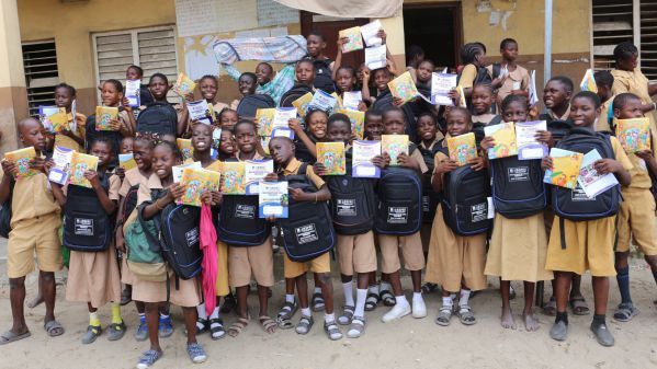 Schulklasse in Nigeria freut sich über Bibeln