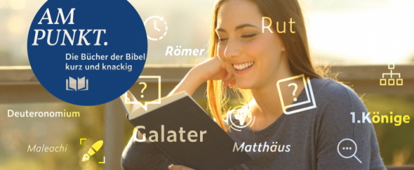 Frau liest in einer Bibel, daneben das Logo von "Am Punkt.", dem Bibelkurs der Österreichischen Bibelgesellschaft. Icons und Namen biblischer Bücher sind über das Bild gelegt.